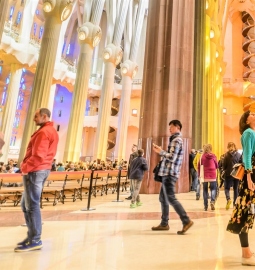Barcelona’s Best: Walking Tour with Fast-Track Entry to Sagrada Familia