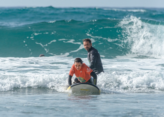 Clase de Surf en la Mejor Playa Urbana de Europa