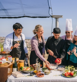 Cocina de Paella con un chef, visita a bodega y navegación al atardecer hacia Barcelona