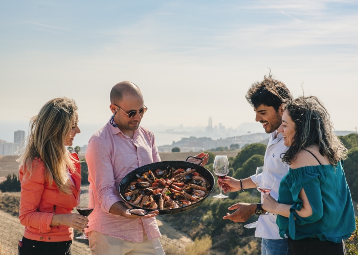 Cocina de Paella con un chef, visita a bodega y navegación al atardecer hacia Barcelona