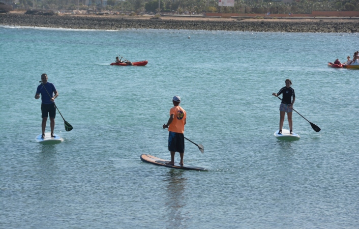 Descubre cómo practicar Stand Up Paddle en las transparentes aguas de Fuerteventura.