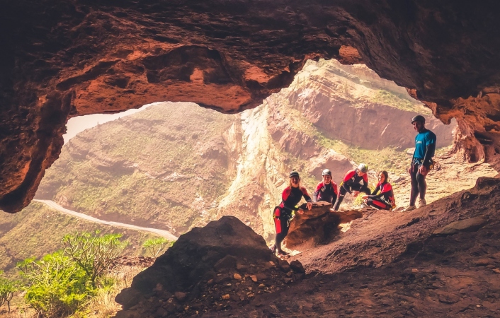 Descubre la aventura de hacer barranquismo en las hermosas vistas de Gran Canaria