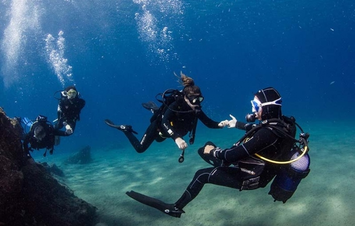 Descubre la increíble experiencia de respirar bajo el agua en un bautizo de buceo en Lanzarote