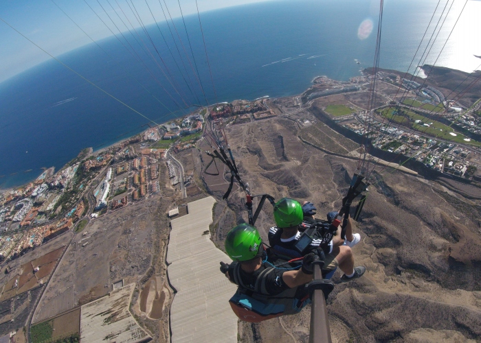 Enjoy the sensation of free flight with a paragliding experience
