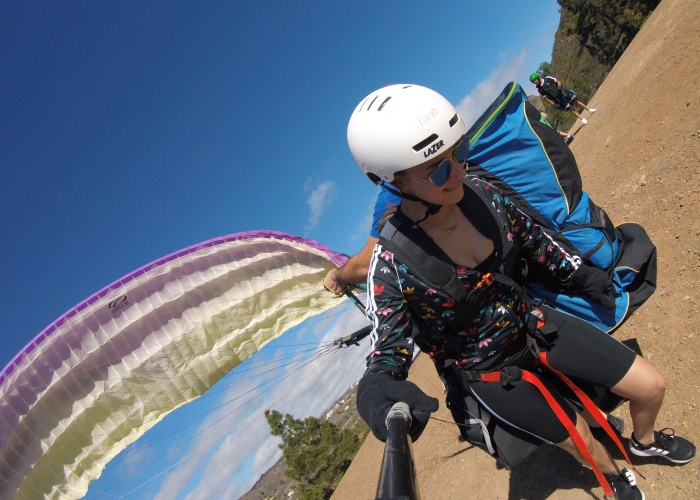 Enjoy the sensation of free flight with a paragliding experience