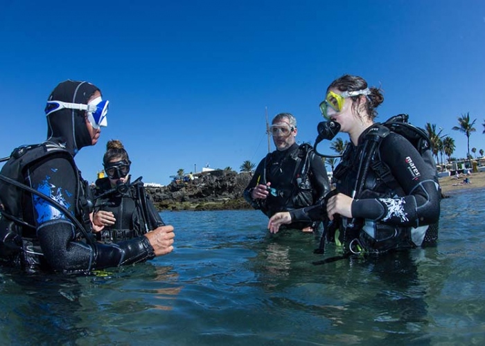 Experience breathing underwater and discover scuba diving in Lanzarote