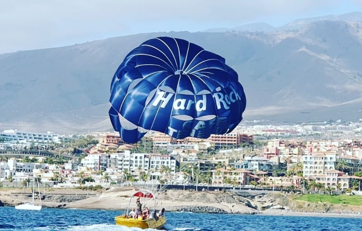 Experimenta el emocionante paracaídas ascensional sobrevolando las aguas