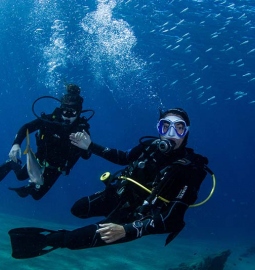 Experimente la sensación de respirar bajo el agua con un bautizo de buceo en Lanzarote