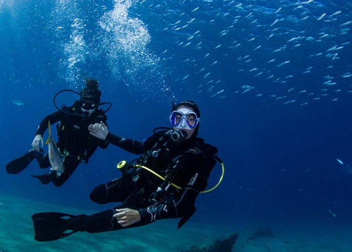 Experimente la sensación de respirar bajo el agua con un bautizo de buceo en Lanzarote