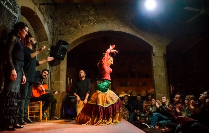 Exploración a Pie del Casco Antiguo de Barcelona, Demostración de Flamenco y Comida en un Recorrido de Tapas por el Distrito de El Born