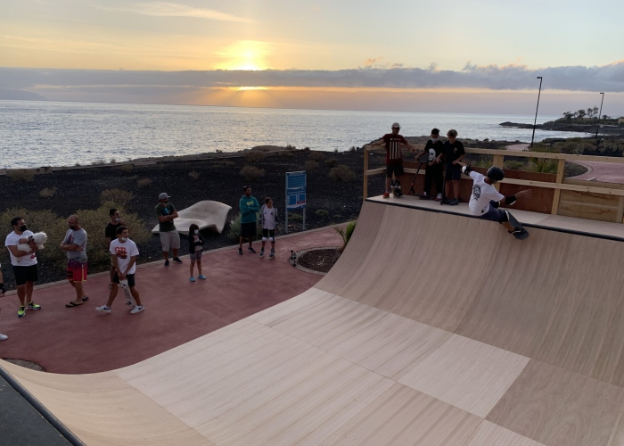 Iniciación de Skate al aire libre al lado del mar
