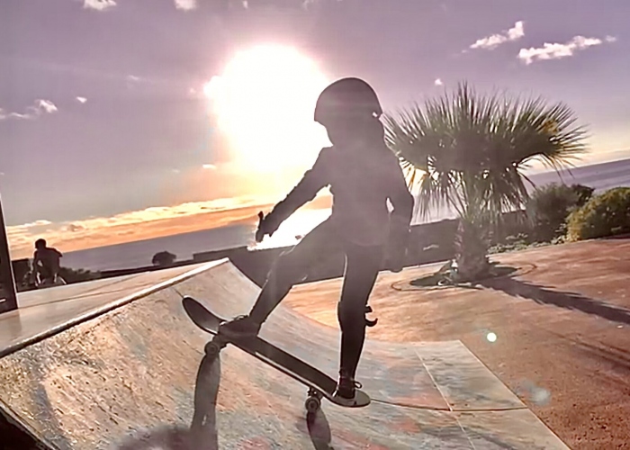 Iniciación de Skate al aire libre al lado del mar