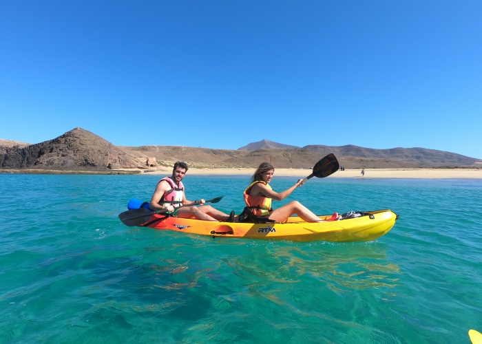 Kayak y snorkel en las cristalinas aguas de Lanzarote