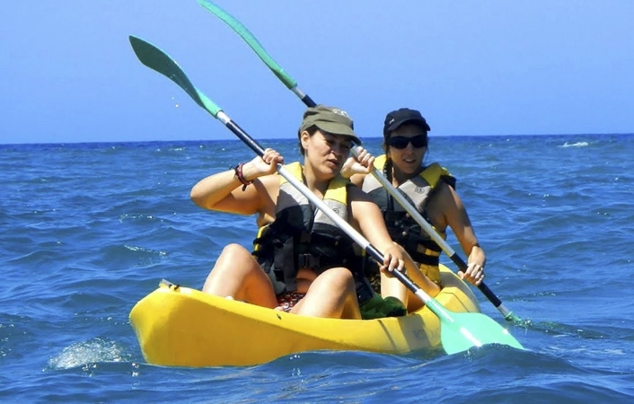 Practicando Kayak en las encantadoras aguas de Gran Canaria