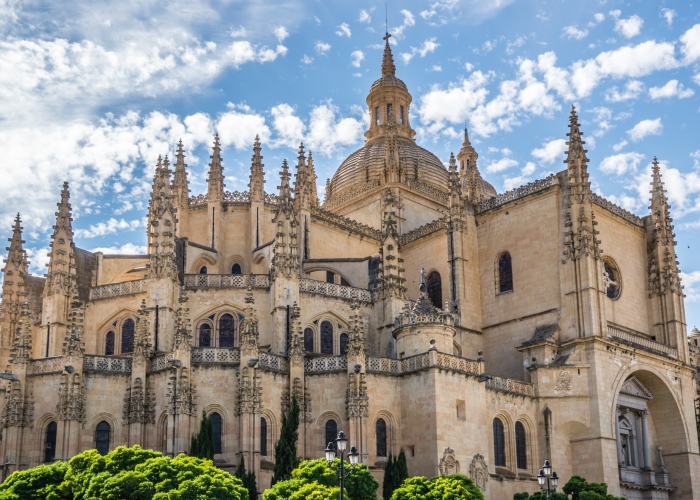 Segovia Guided Visit, Alcazar & Hiking with High Speed train from Madrid