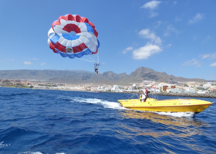 Siente la libertad y vuela sobre el océano con una sesión de parasailing