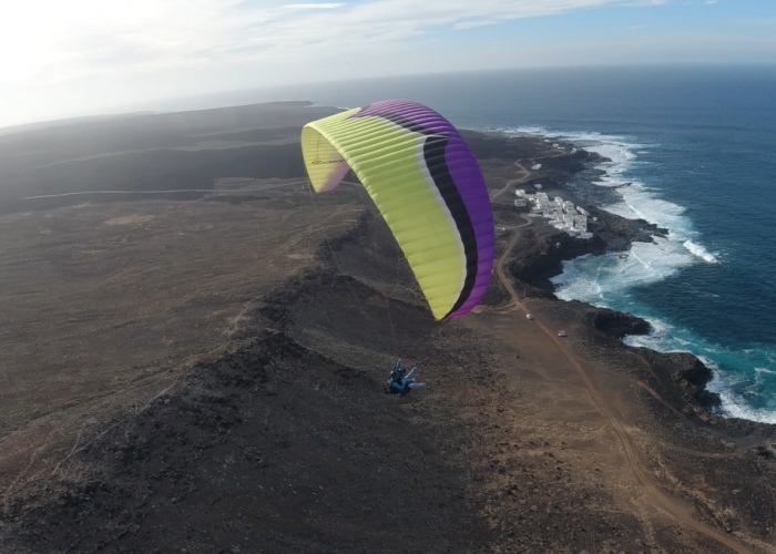 Sobrevuela Lanzarote en un vuelo espectacular en parapente biplaza