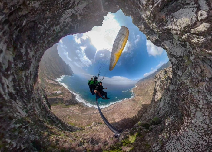 Spectacular flights in a two-seater paraglide
