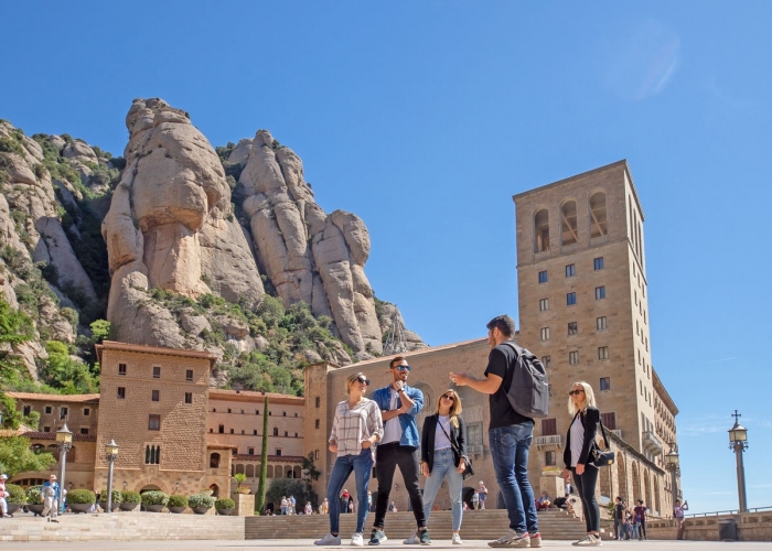 Tour de Día Completo a Montserrat, Girona y la Costa Brava	