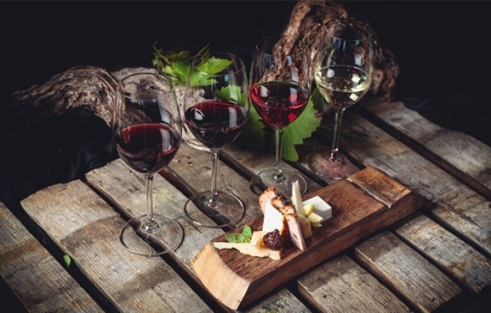 Un recorrido por una bodega con cata de vinos y quesos de las Islas Canarias