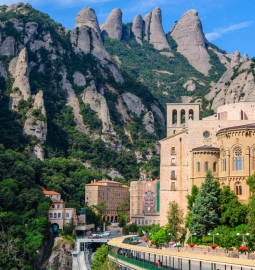 Visita al Monasterio de Montserrat y Degustación Local desde Barcelona
