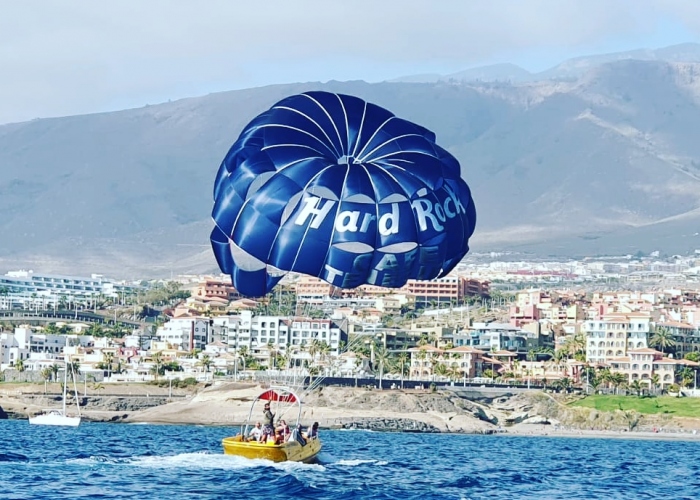 Vuela sobre el agua en esta experiencia impresionante de paracaídas ascensional