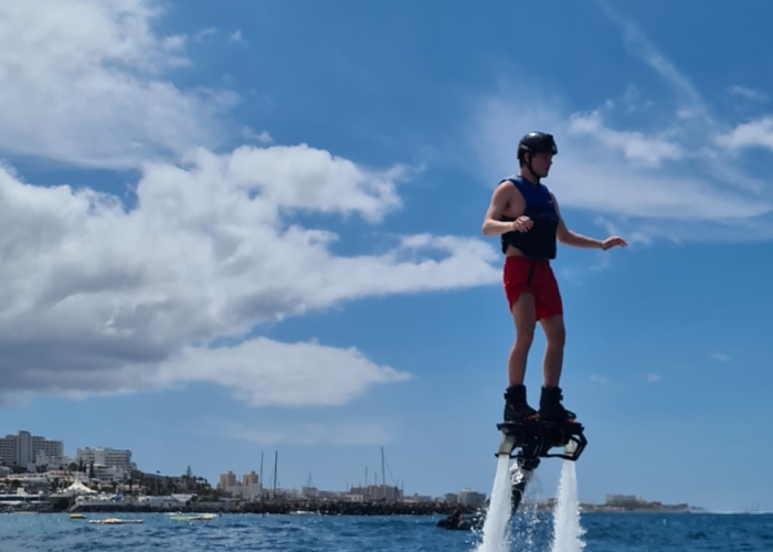 Vuela sobre el agua en un Flyboard en Tenerife