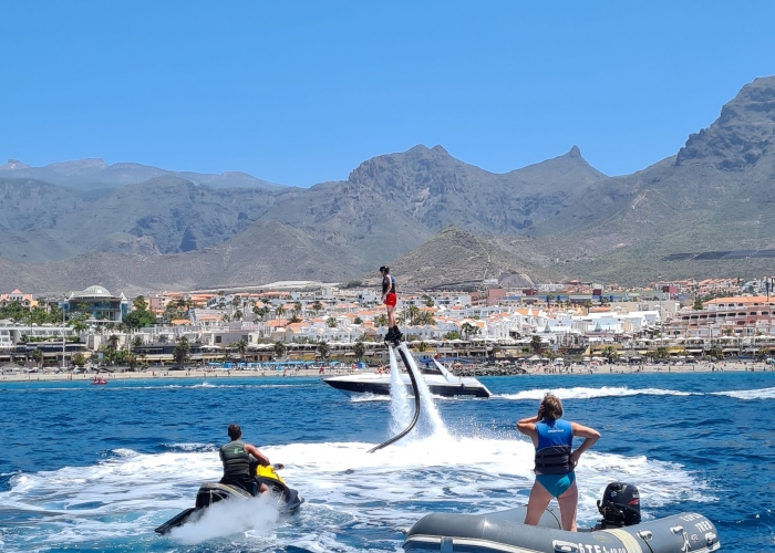 Vuela sobre el agua en un Flyboard en Tenerife