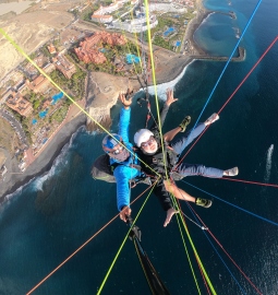 Vuela sobre la costa impresionante del sur de Tenerife en un parapente biplaza 