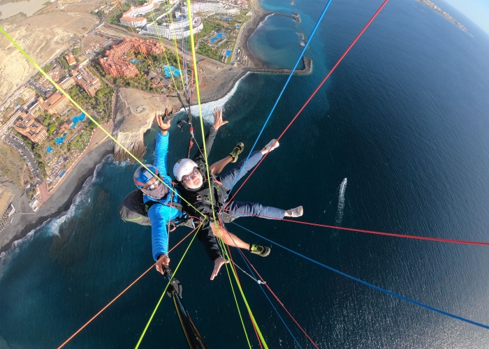 Vuela sobre la costa impresionante del sur de Tenerife en un parapente biplaza 